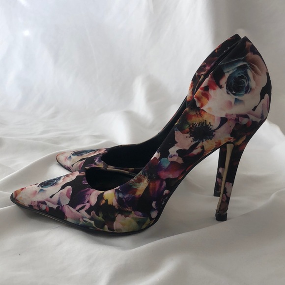 Women’s 3.5” Guess Heels - Picture 3 of 4